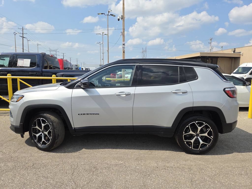 Used 2025 Jeep Compass Limited AWD/4WD image 12