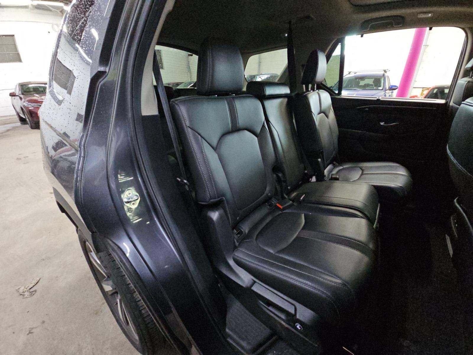 Used 2025 Honda Pilot Touring image 14