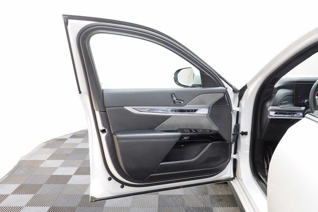 Certified 2023 BMW 760i xDrive image 5