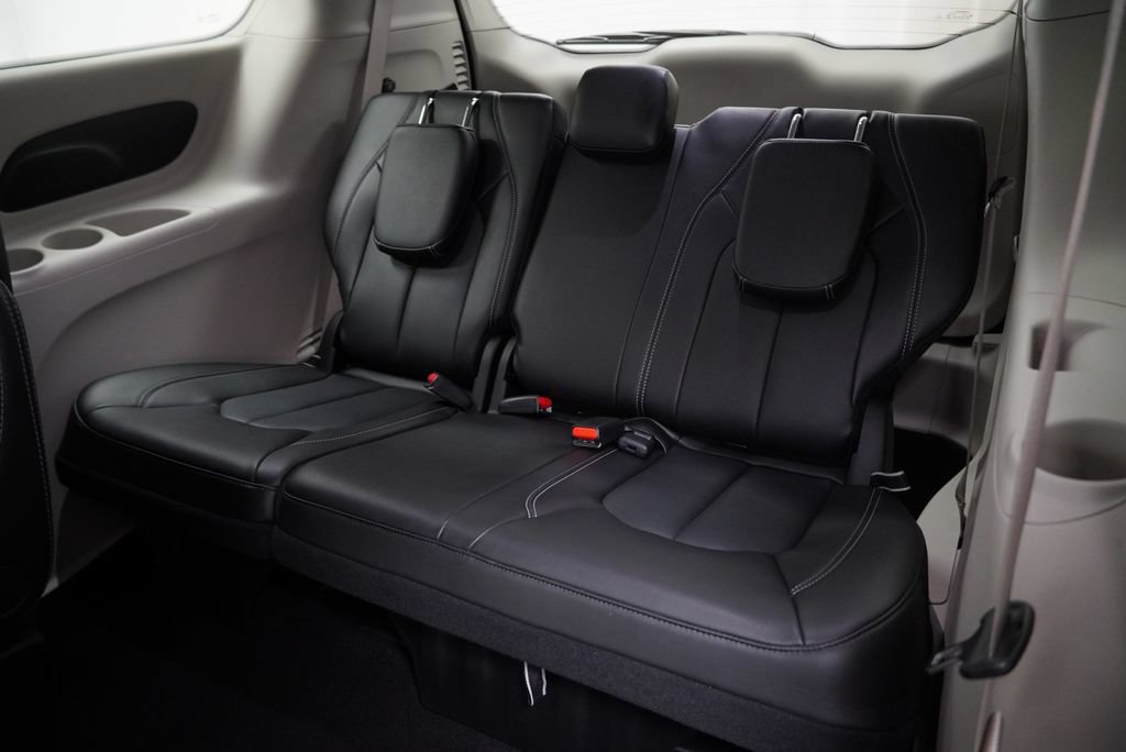 Certified 2024 Chrysler Pacifica Touring-L FWD image 22