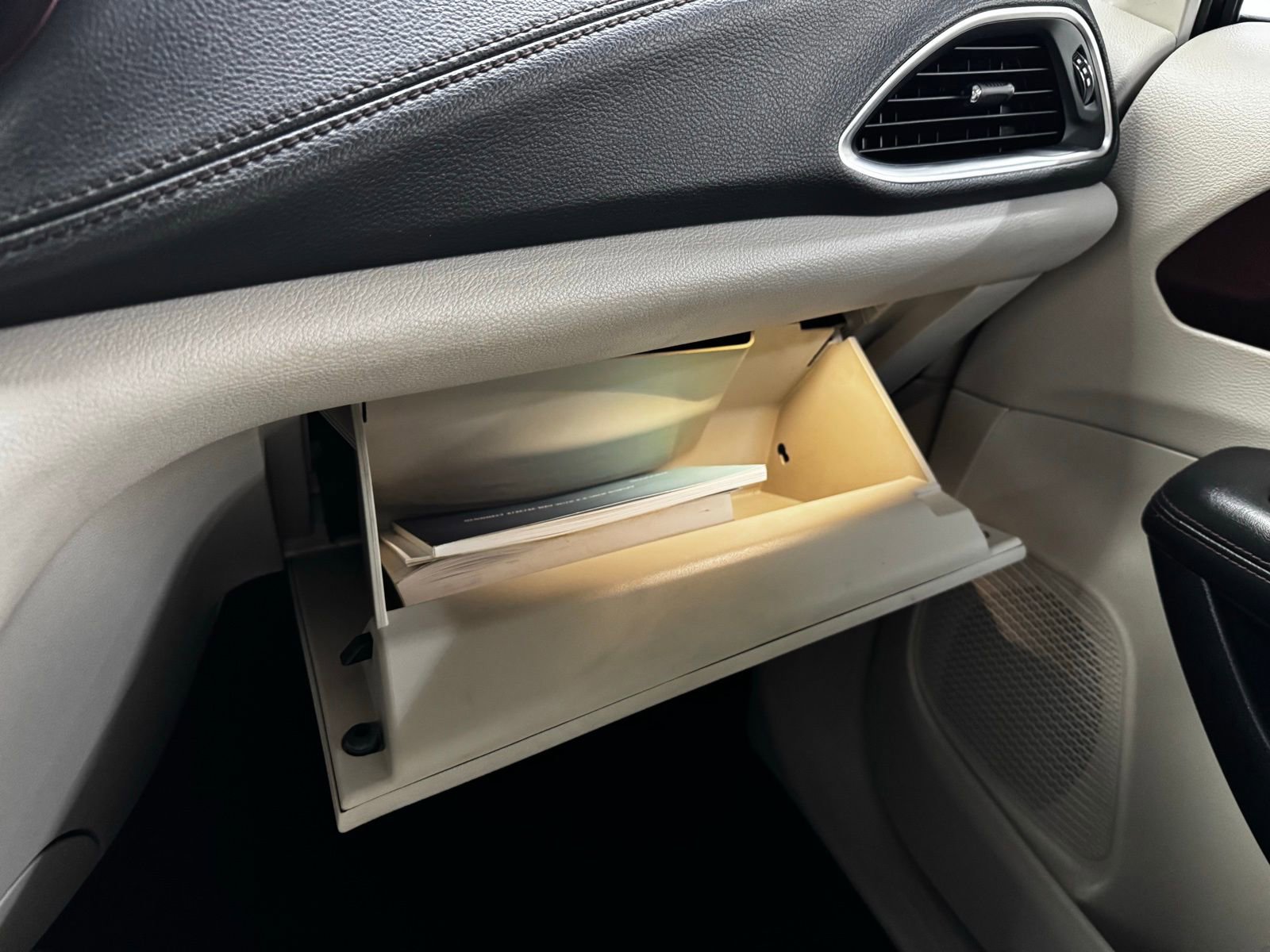 Used 2020 Chrysler Pacifica Limited image 28