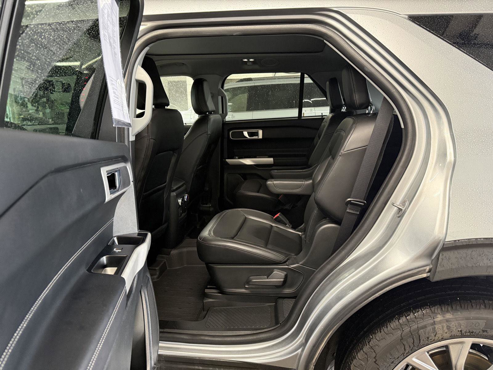 Used 2022 Ford Explorer XLT w/ Equipment Group 202A AWD/4WD image 18