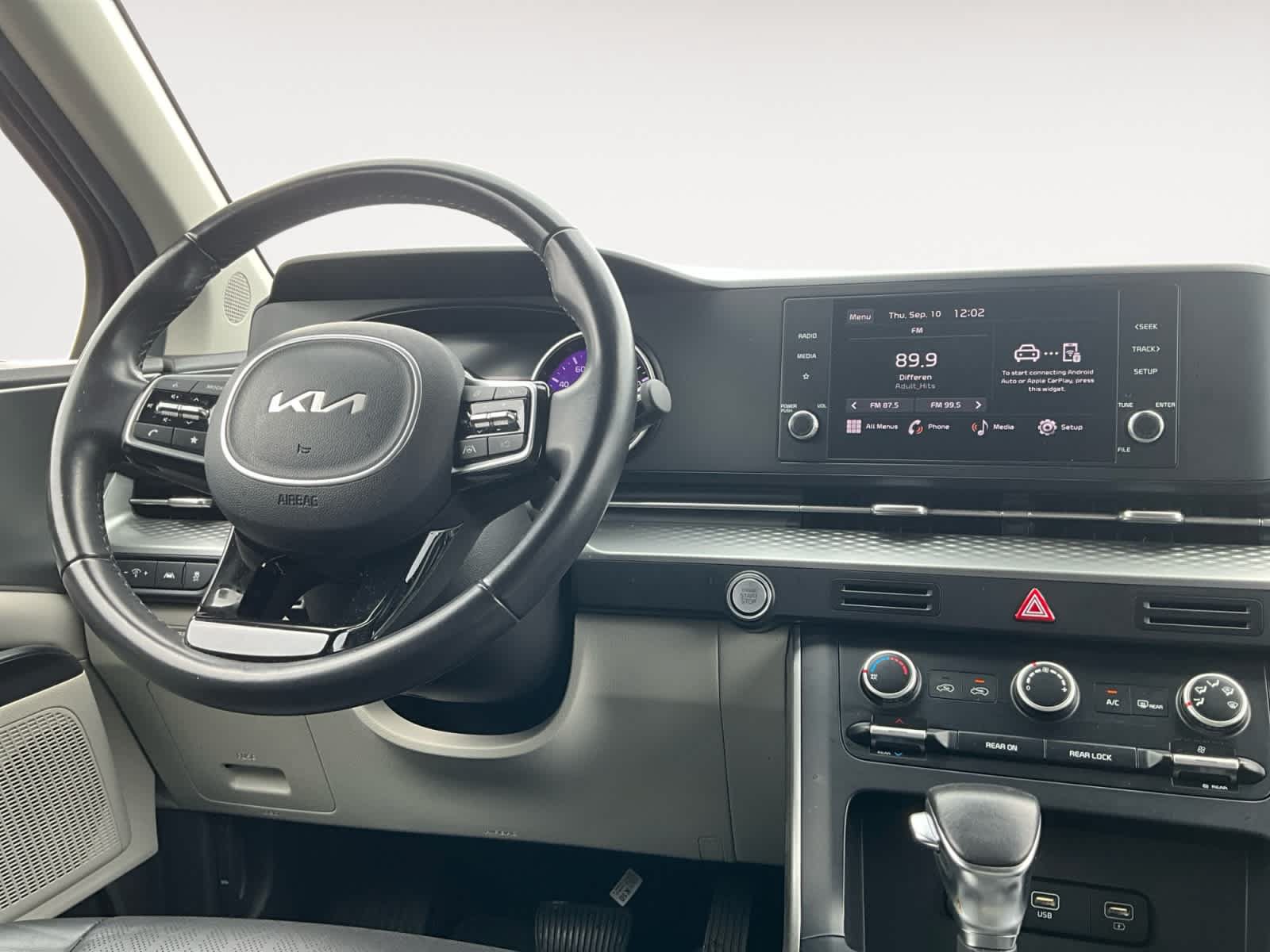 Used 2023 Kia Carnival LX FWD image 9
