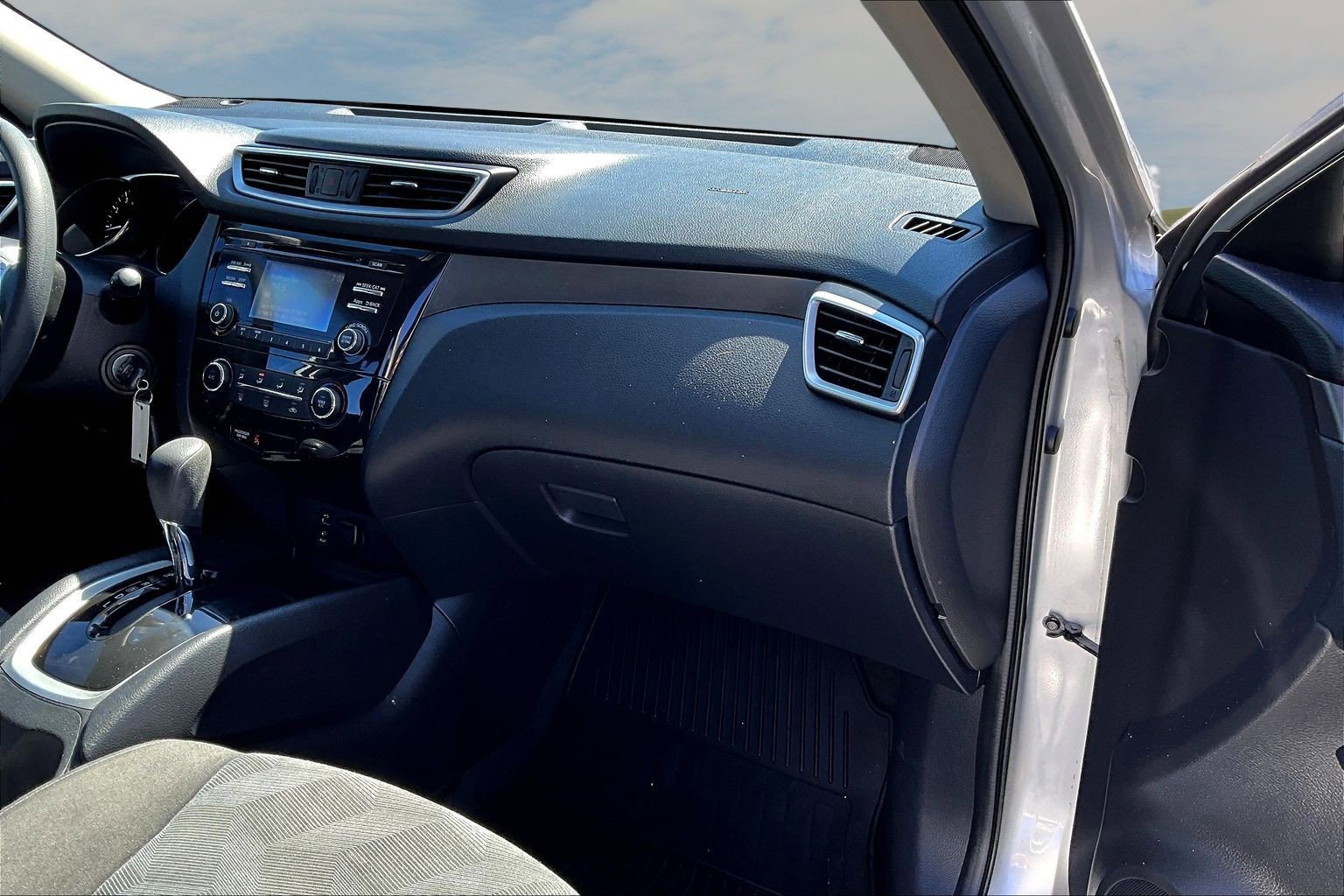 Used 2016 Nissan Rogue S image 18