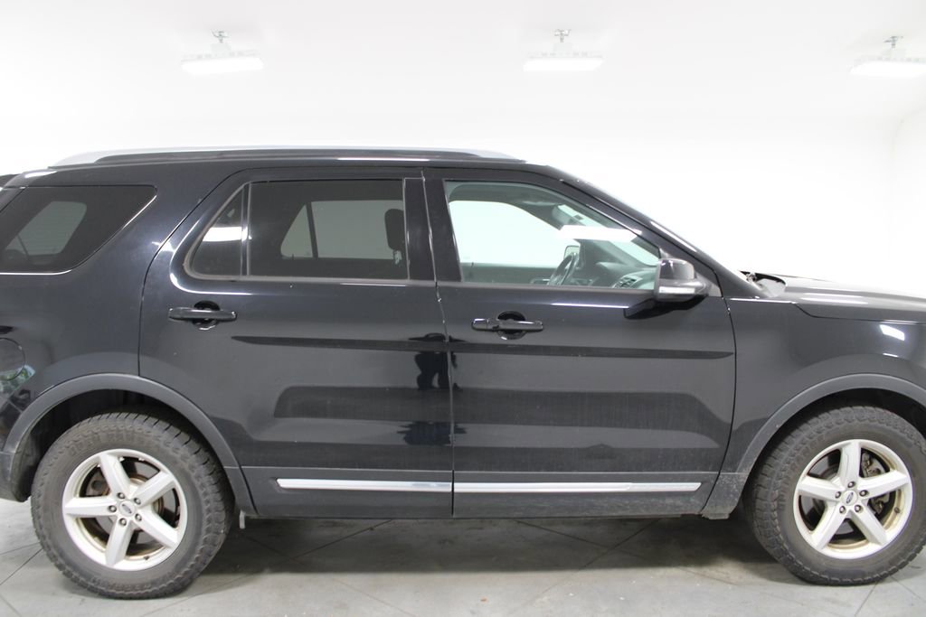 Used 2017 Ford Explorer XLT w/ Equipment Group 201A AWD/4WD image 11