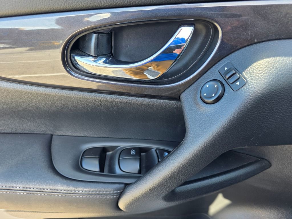 Used 2018 Nissan Rogue SV image 14