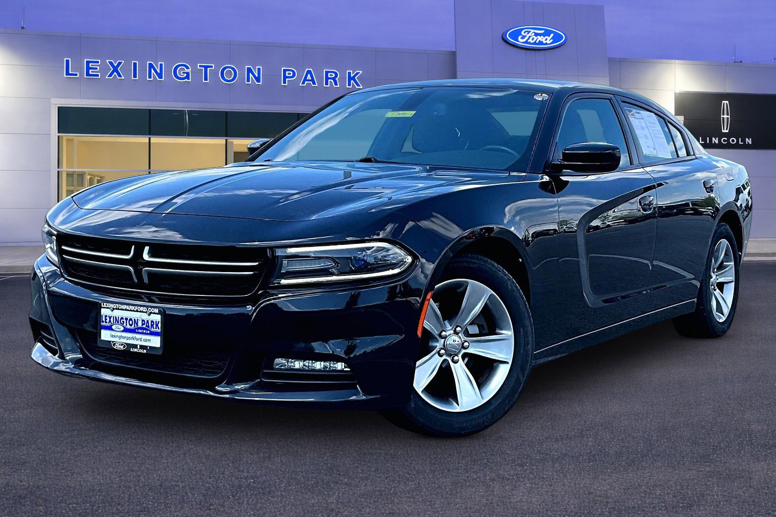 Used 2017 Dodge Charger SXT RWD image 3