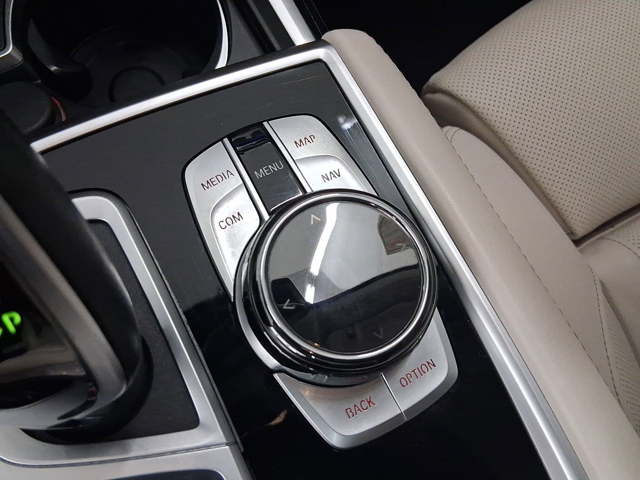 Certified 2022 BMW M760i xDrive image 27