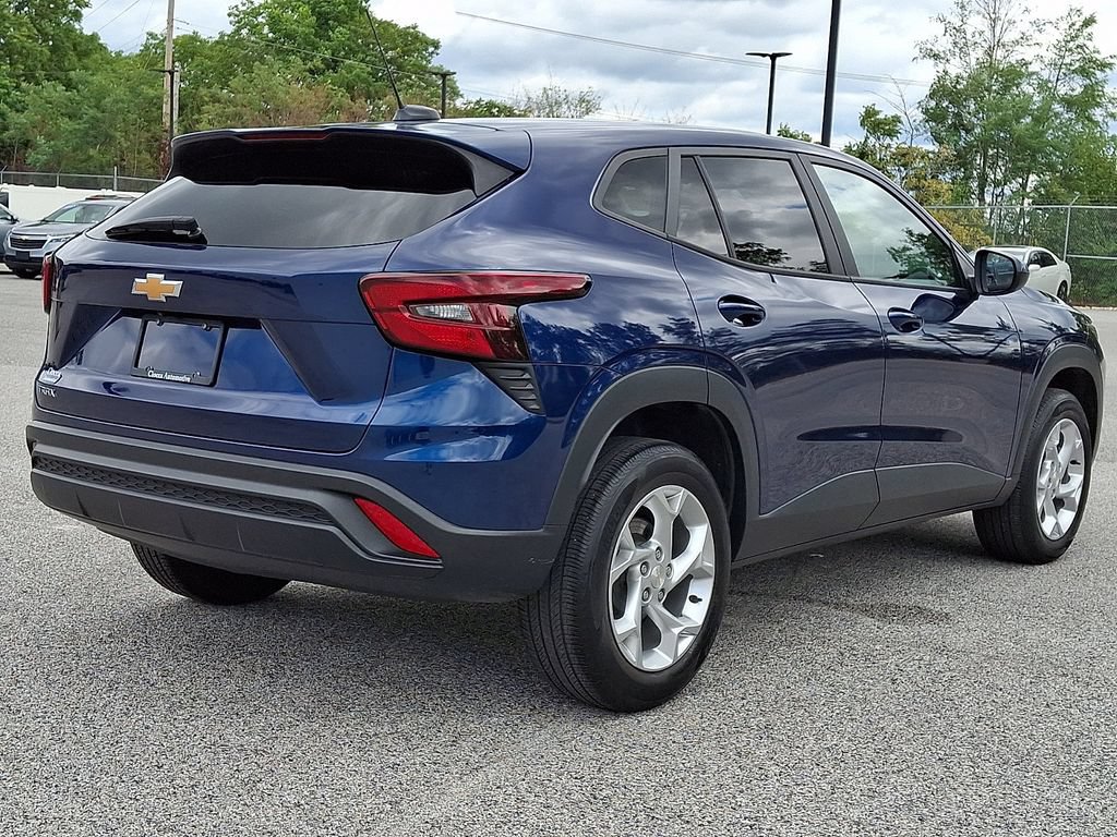 Used 2024 Chevrolet Trax LS w/ LS Convenience Package FWD image 9