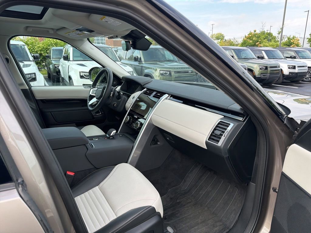 Used 2025 Land Rover Discovery S AWD/4WD image 13