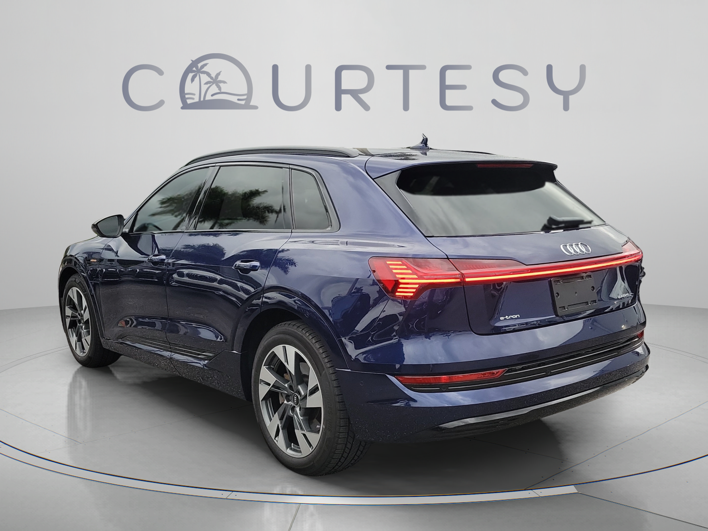 Used 2022 Audi e-tron Premium AWD/4WD image 2