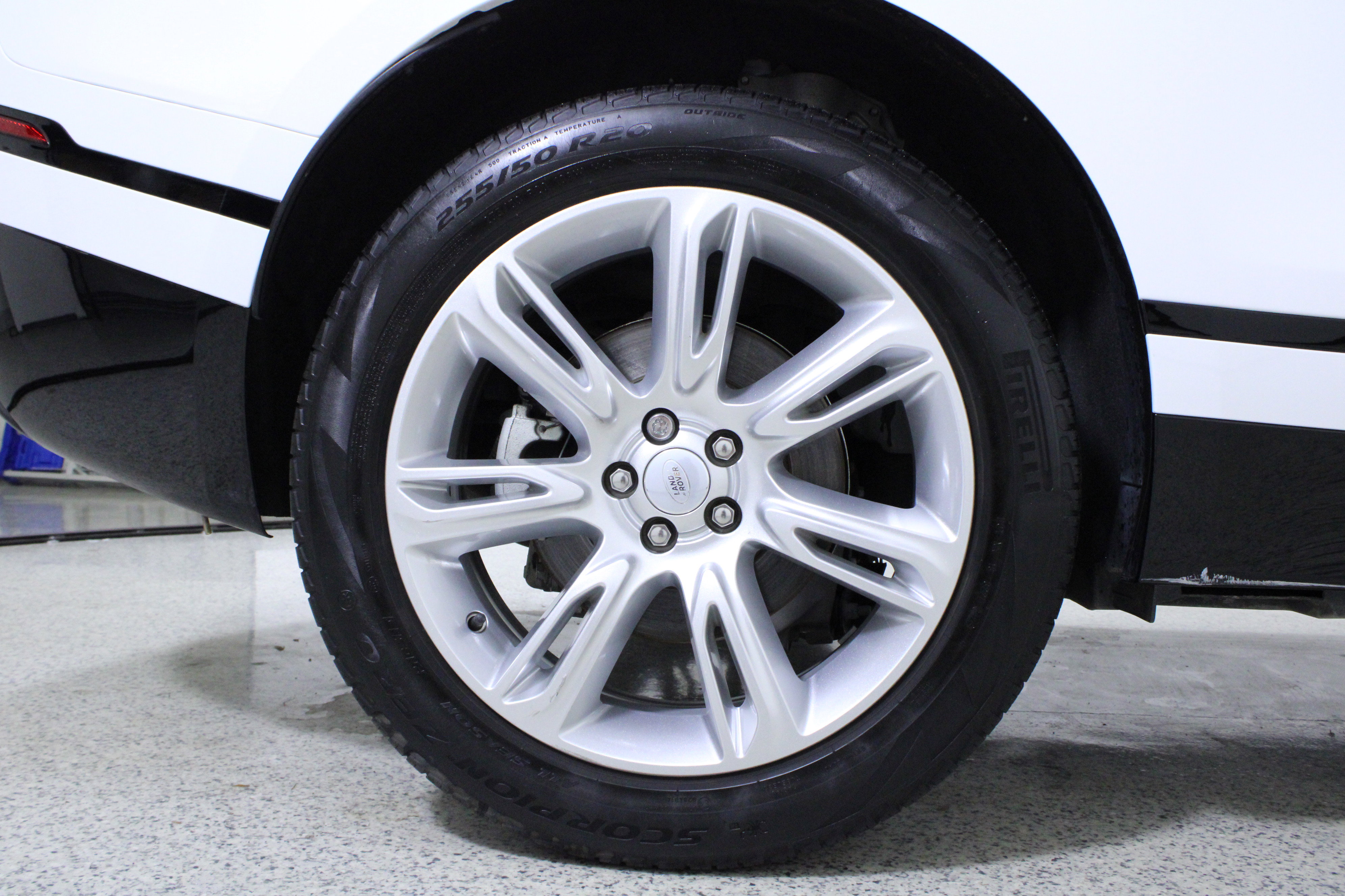 Used 2023 Land Rover Range Rover Velar R-Dynamic S image 8