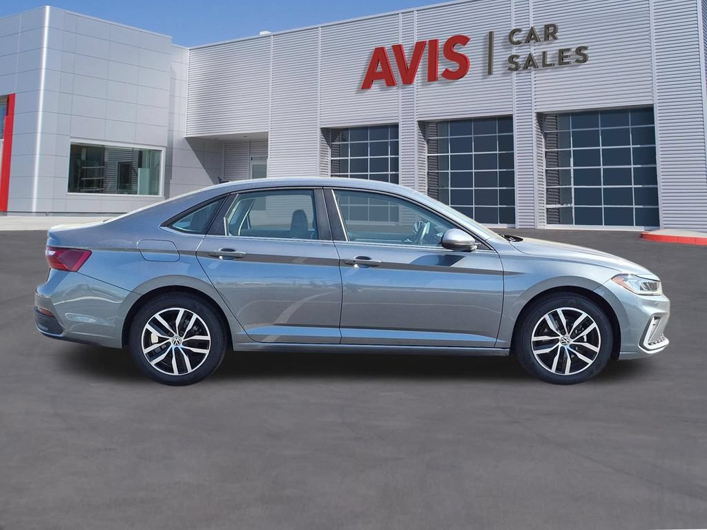Used 2025 Volkswagen Jetta SE FWD image 5