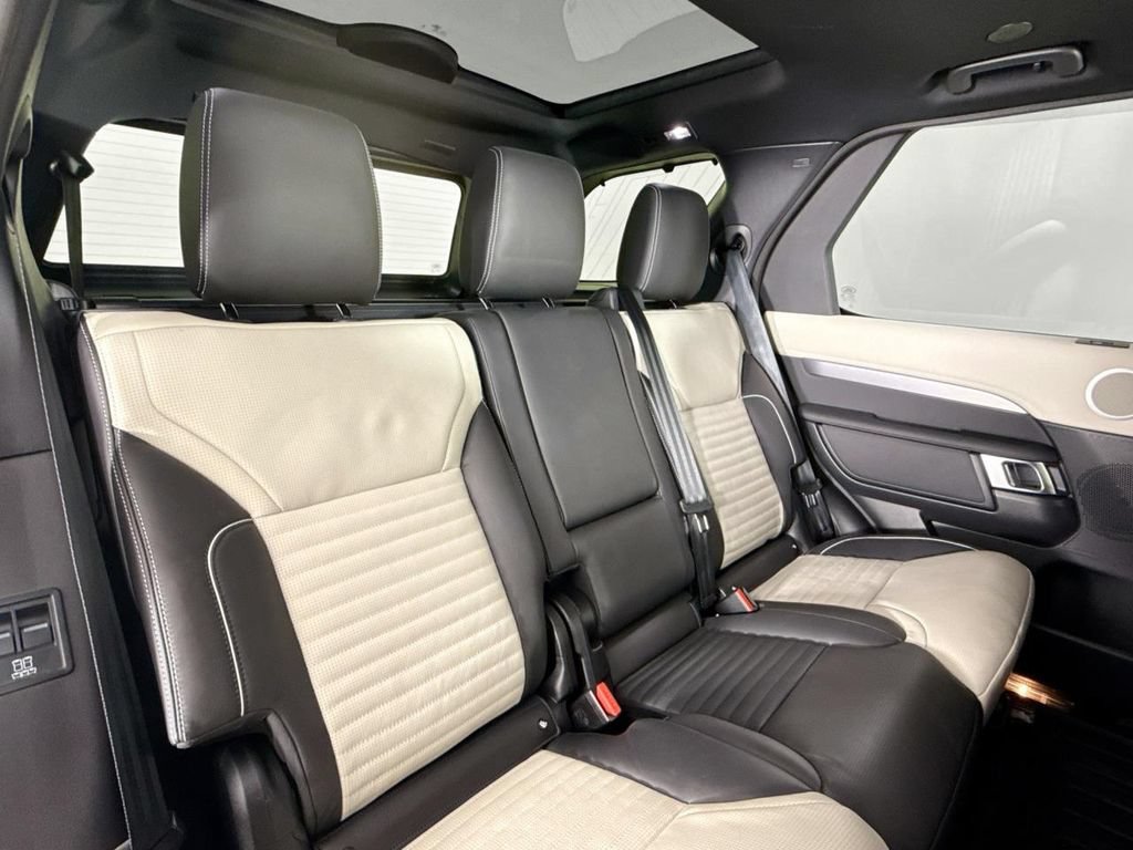 Used 2024 Land Rover Discovery Dynamic SE AWD/4WD image 15