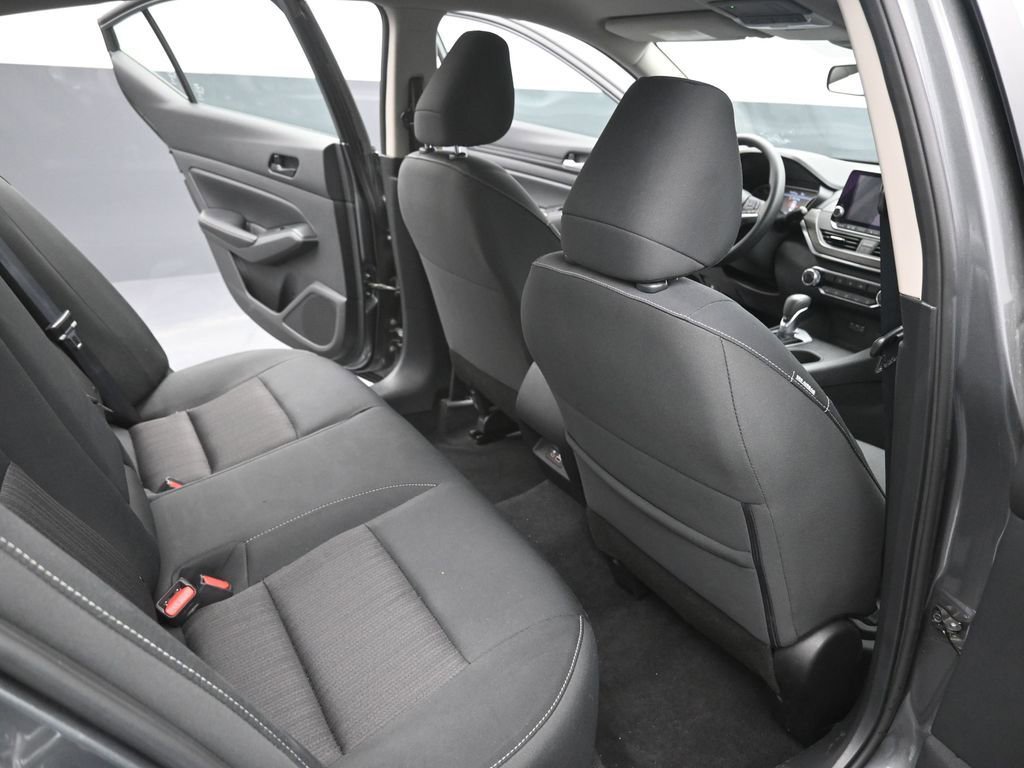 Used 2025 Nissan Altima 2.5 SV image 10