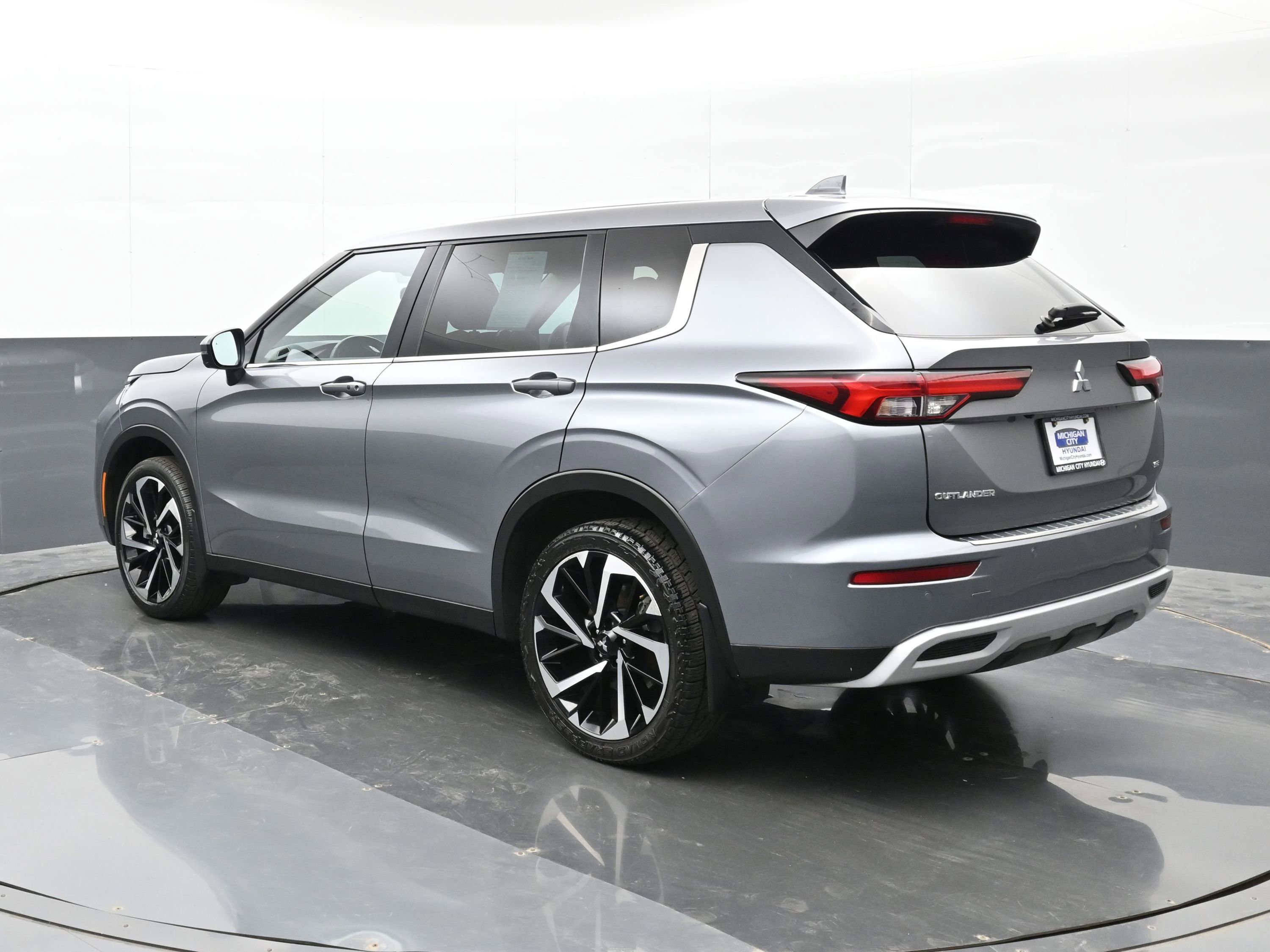 Used 2023 Mitsubishi Outlander SE image 2