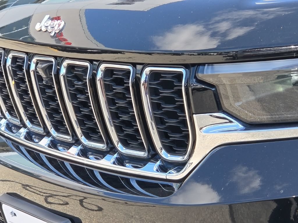 Certified 2023 Jeep Grand Cherokee Limited w/ Luxury Tech Group II AWD/4WD image 6