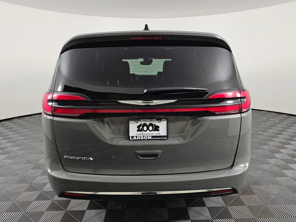 Used 2025 Chrysler Pacifica Select FWD image 4