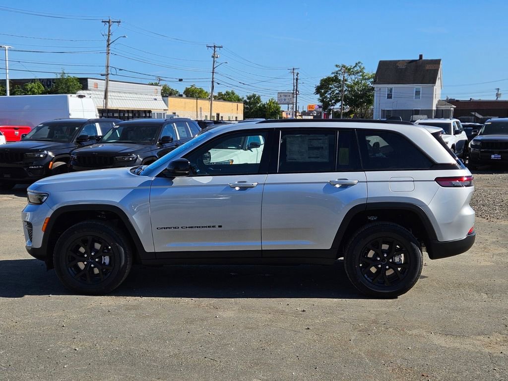 New 2025 Jeep Grand Cherokee Altitude image 2
