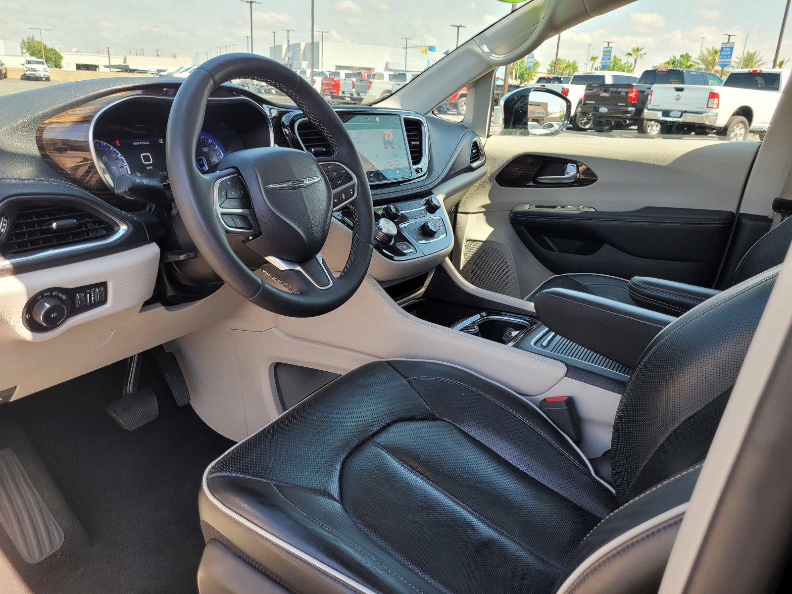 Used 2023 Chrysler Pacifica Limited image 9