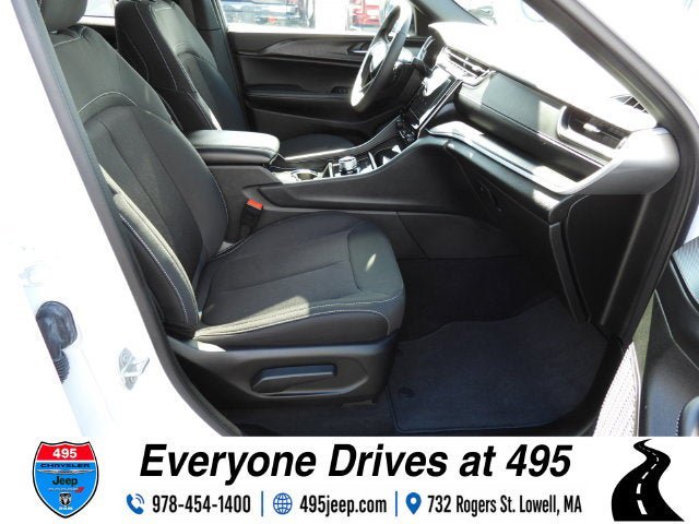 Used 2025 Jeep Grand Cherokee Laredo X AWD/4WD image 10