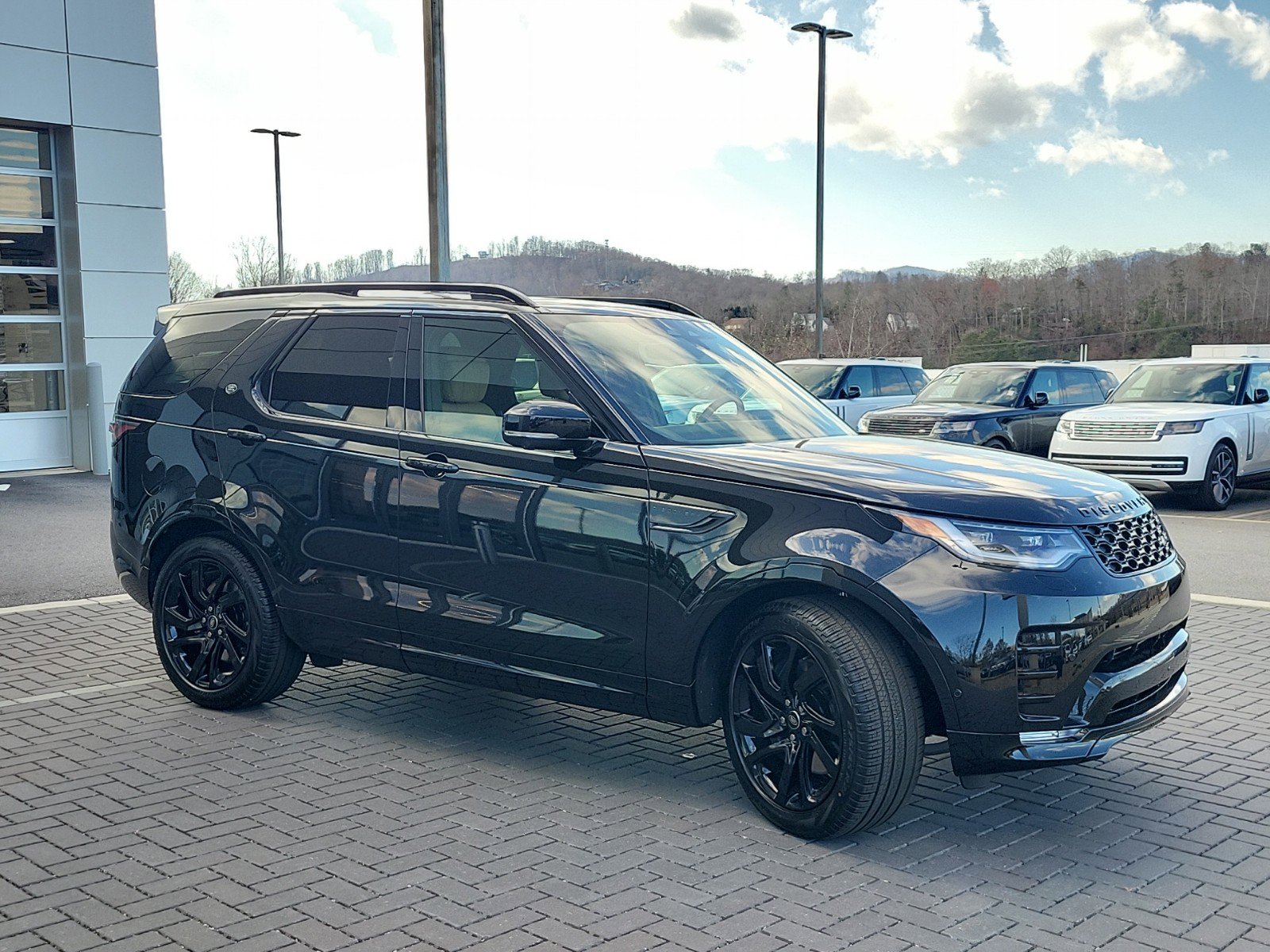 Used 2025 Land Rover Discovery Dynamic SE image 3