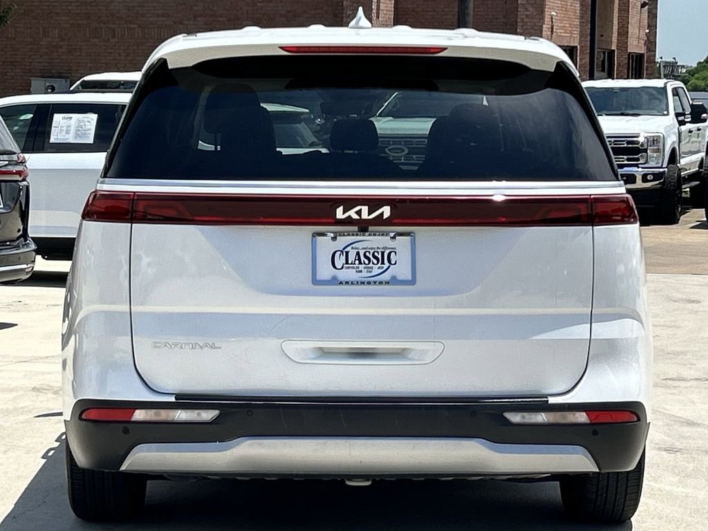 Used 2023 Kia Carnival LX FWD image 5