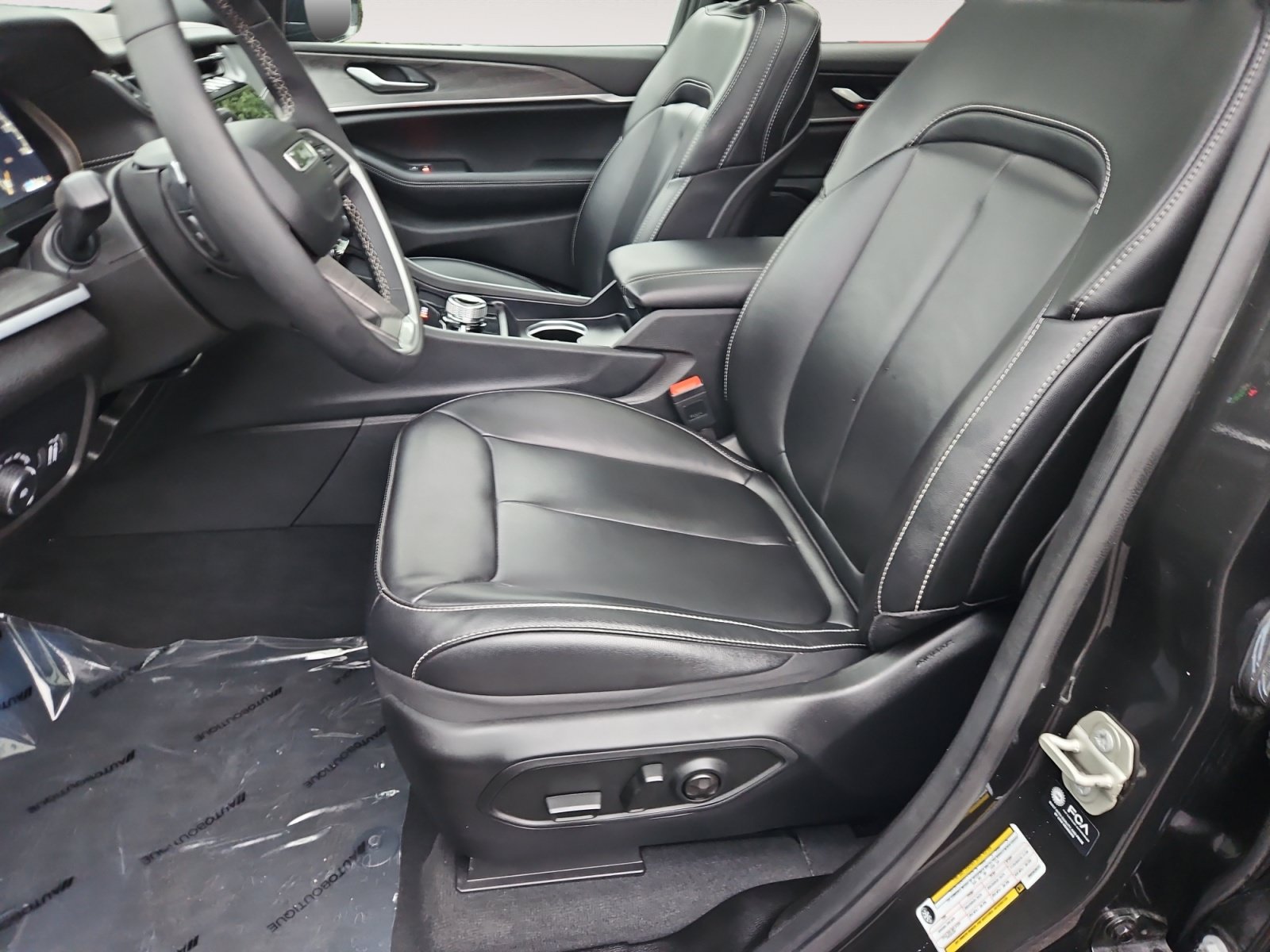 Used 2024 Jeep Grand Cherokee L Limited w/ Black Appearance Package AWD/4WD image 10