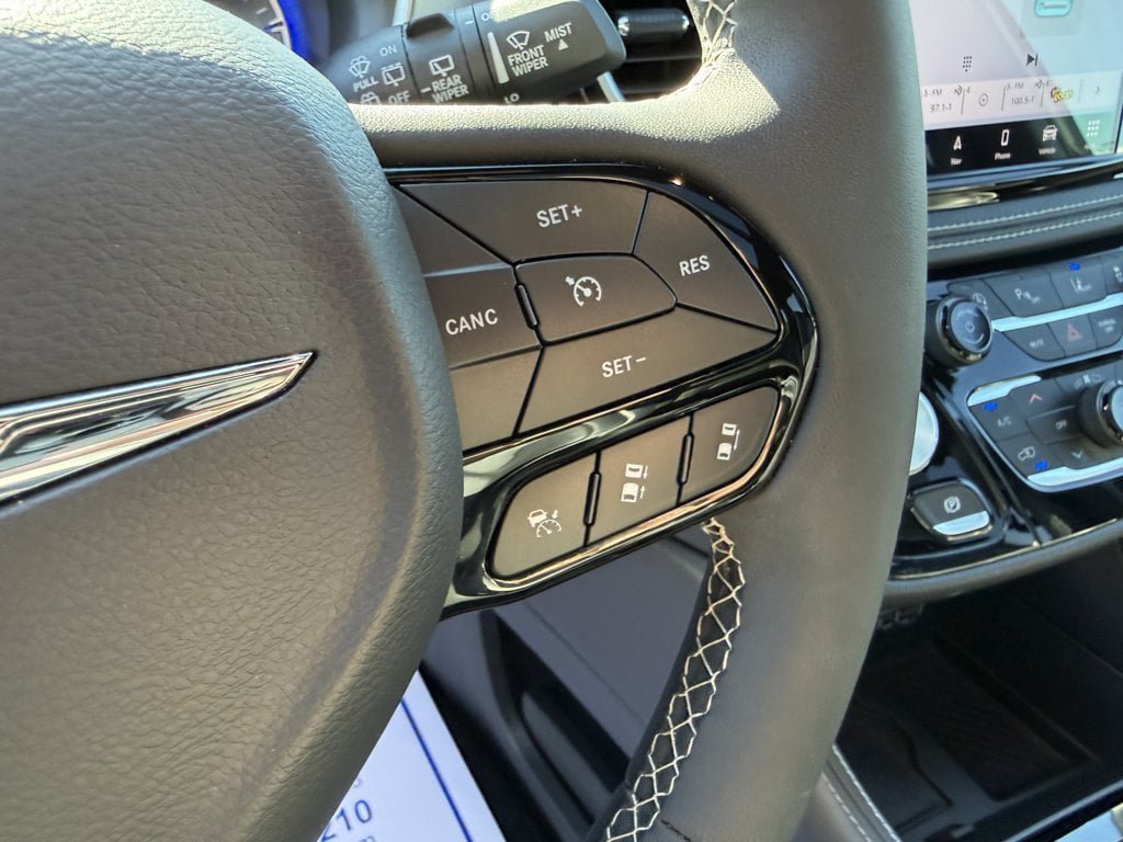 Used 2025 Chrysler Pacifica Limited FWD image 26