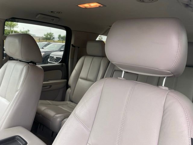 Used 2011 Chevrolet Suburban LT RWD image 5
