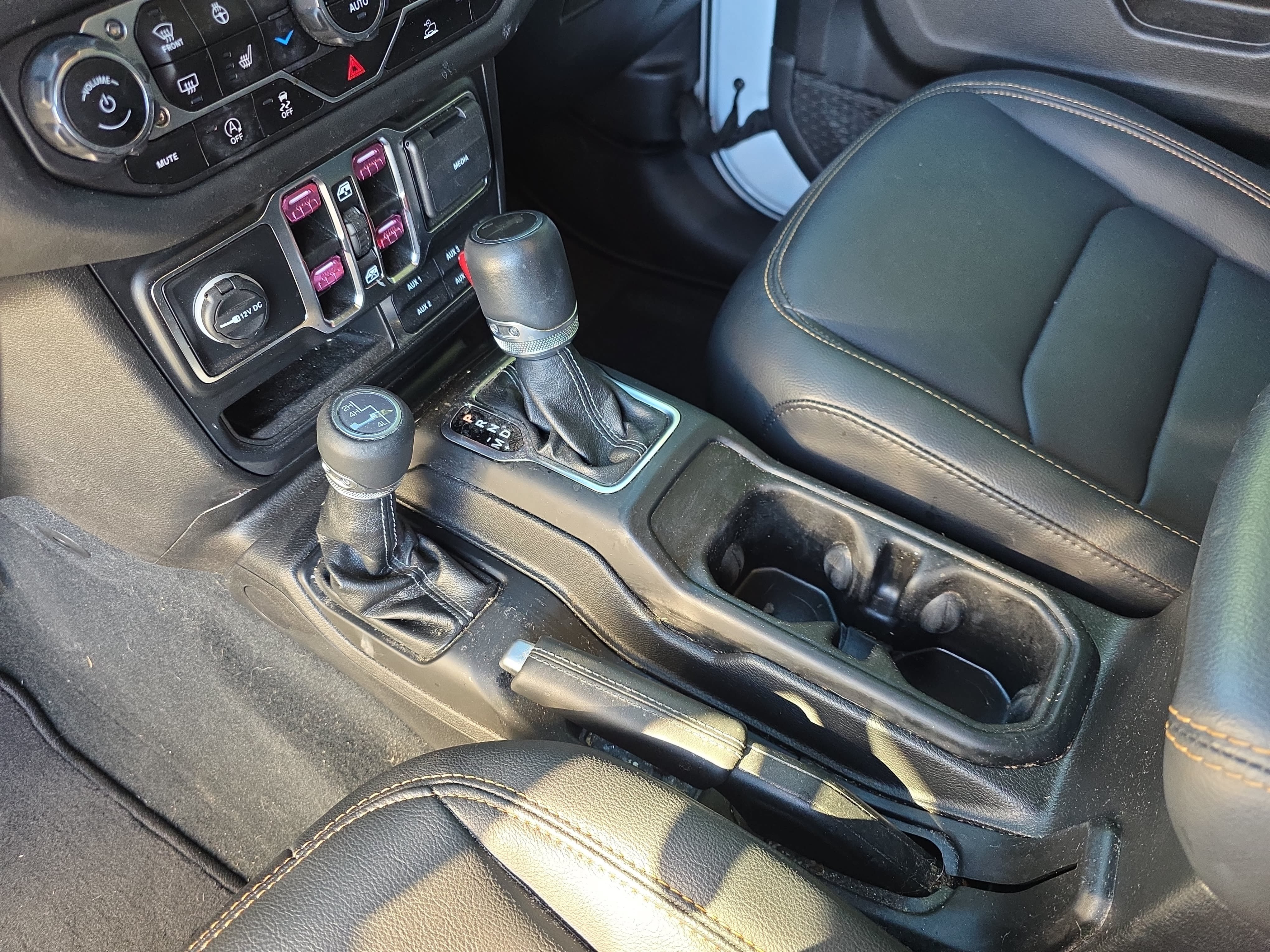 Used 2024 Jeep Wrangler Unlimited Sahara w/ Technology Group AWD/4WD image 8