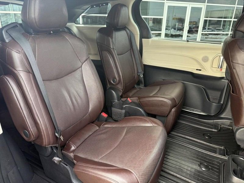 Used 2022 Toyota Sienna Platinum image 12