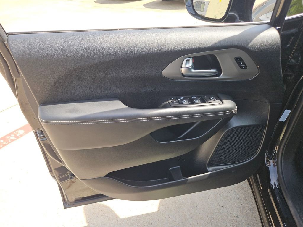 Used 2025 Chrysler Pacifica Select image 14