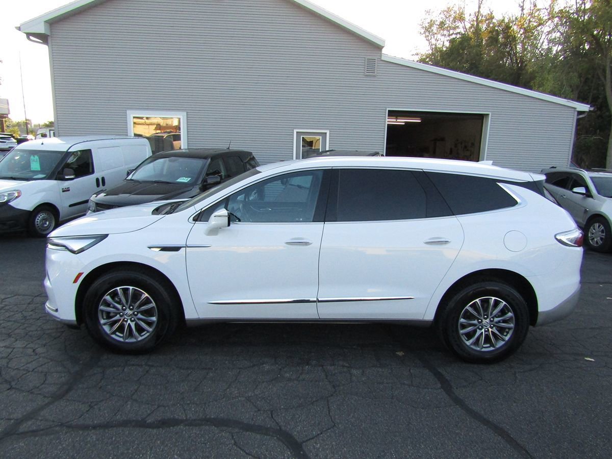 Used 2024 Buick Enclave Premium image 2