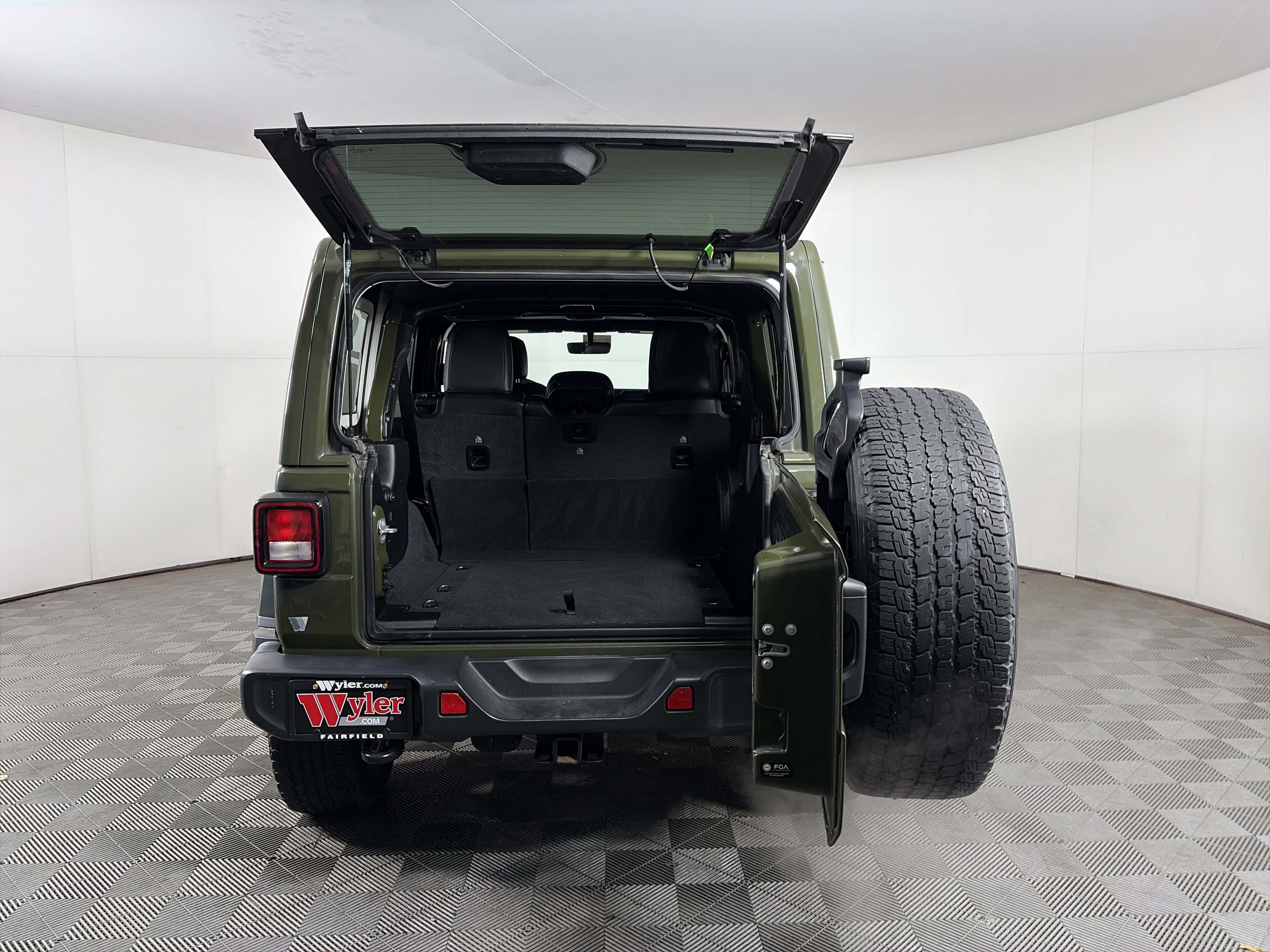 Used 2022 Jeep Wrangler Unlimited Sahara w/ Cold Weather Group image 19