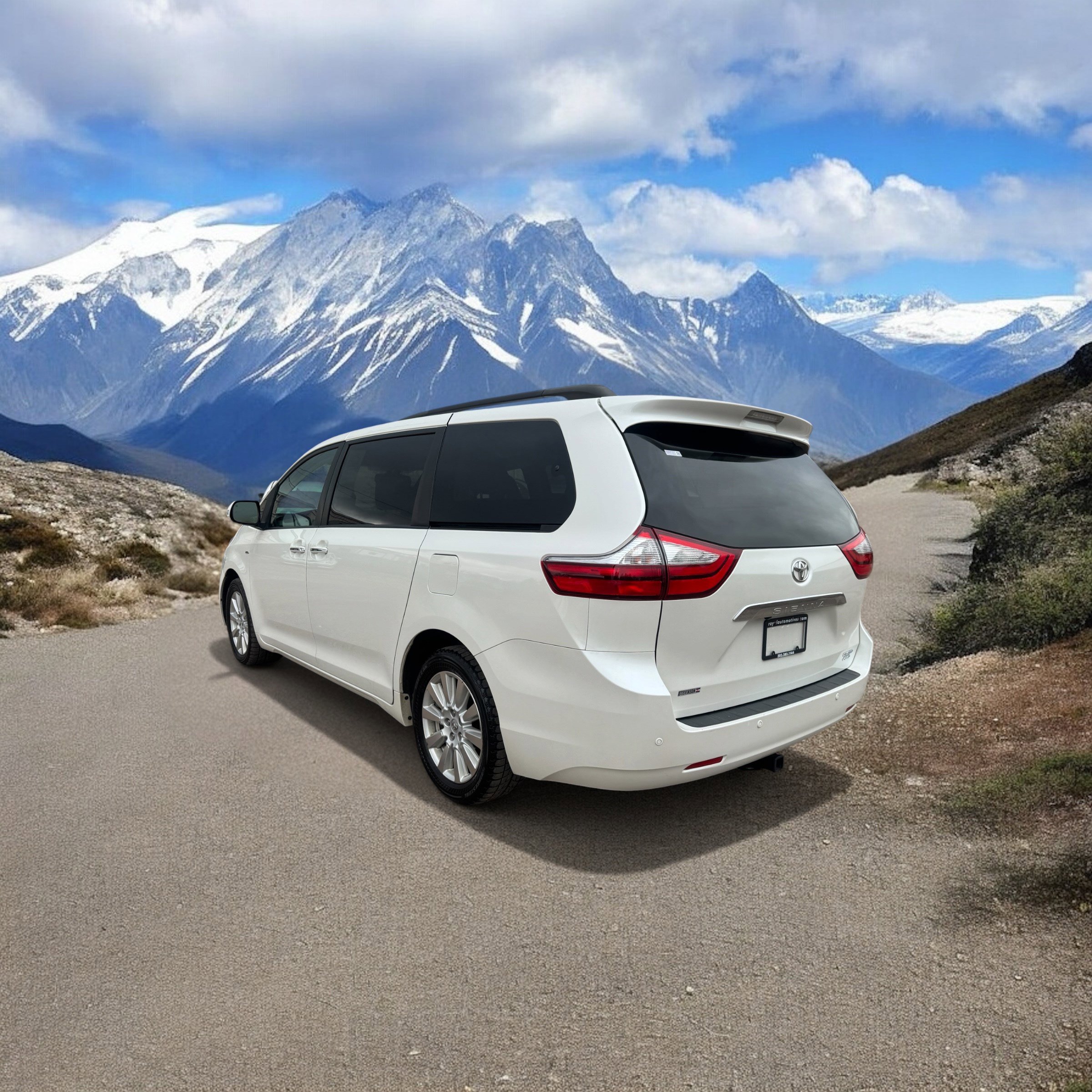 Used 2017 Toyota Sienna Limited Premium image 3