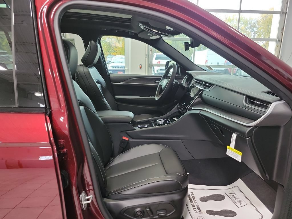 New 2025 Jeep Grand Cherokee L Limited w/ Black Appearance Package AWD/4WD image 12