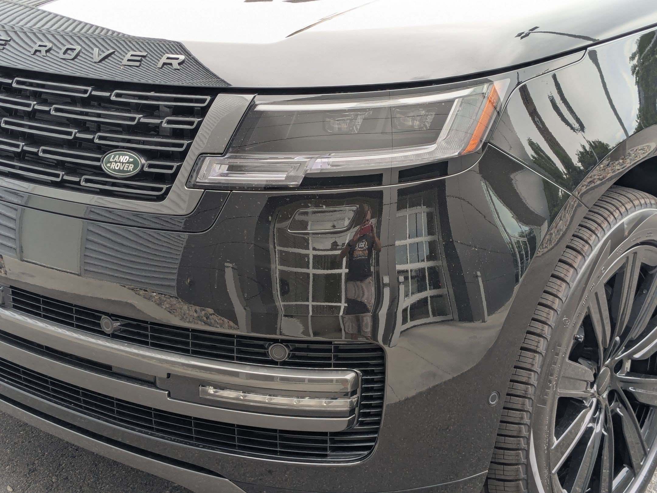 New 2026 Land Rover Range Rover Long Wheelbase SE AWD/4WD image 9