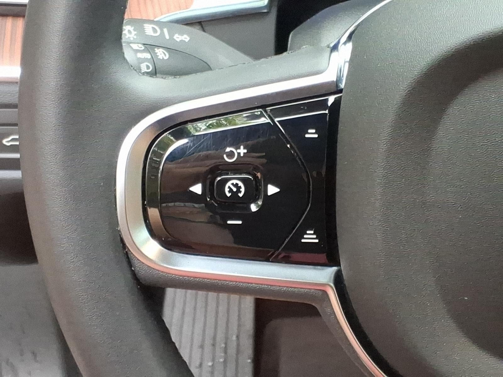 Certified 2024 Volvo XC60 T8 Ultimate w/ Protection Package Premier AWD/4WD image 25