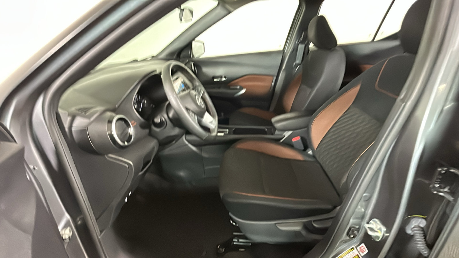 Used 2023 Nissan Kicks SR FWD image 13