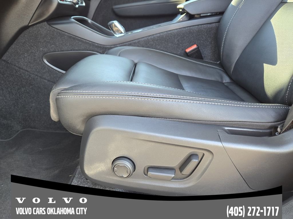 Certified 2025 Volvo XC40 B5 Plus image 23