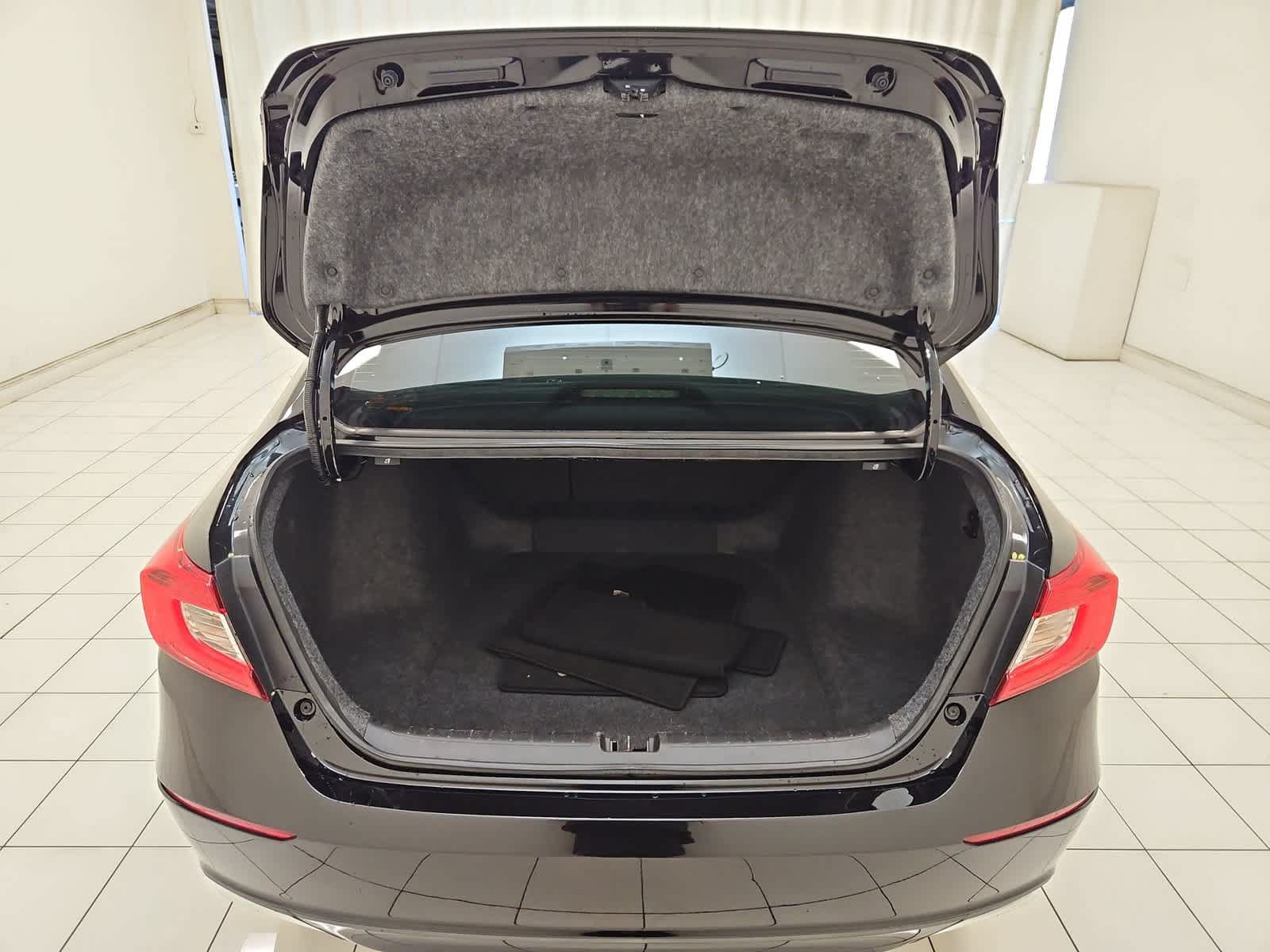 Used 2018 Honda Accord EX image 22