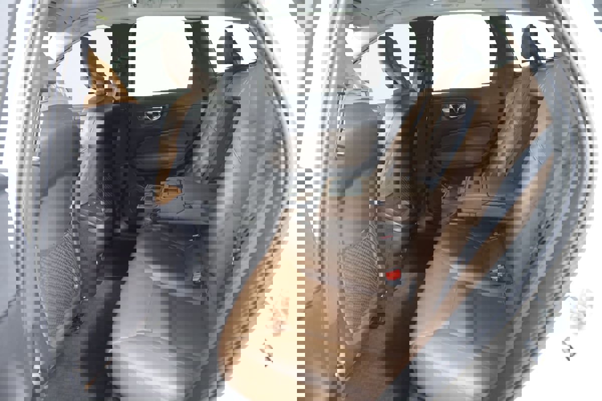 Used 2019 Volvo XC60 T5 Momentum w/ Multimedia Package image 48