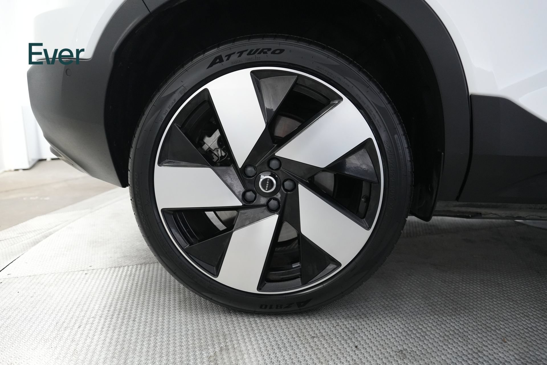 Used 2023 Volvo XC40 Recharge Plus w/ Protection Package Premier AWD/4WD image 21