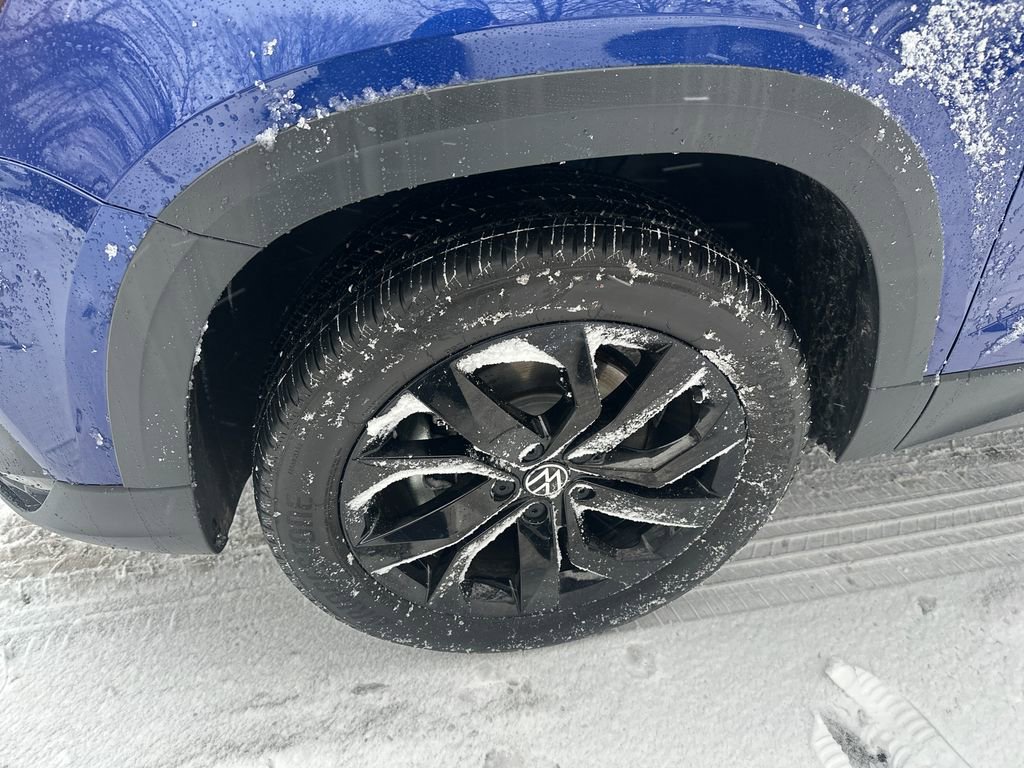 Certified 2022 Volkswagen Taos SE image 2