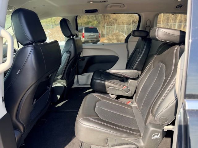 Used 2023 Chrysler Pacifica Touring-L image 25