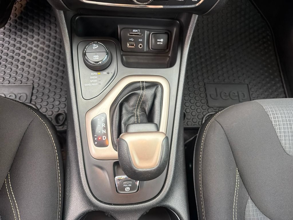 Used 2017 Jeep Cherokee Latitude w/ Cold Weather Group AWD/4WD image 35