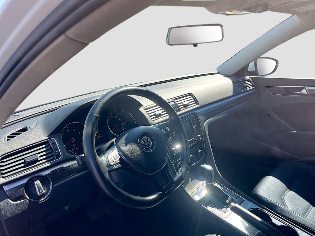 Used 2018 Volkswagen Passat 2.0T SE image 9