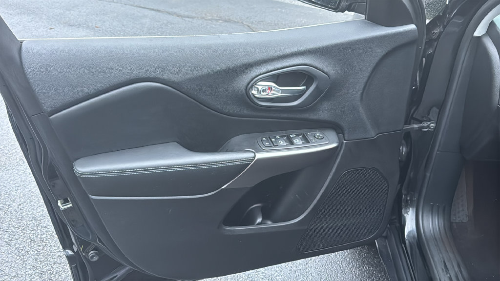 Used 2019 Jeep Cherokee Latitude Plus w/ Cold Weather Group AWD/4WD image 15