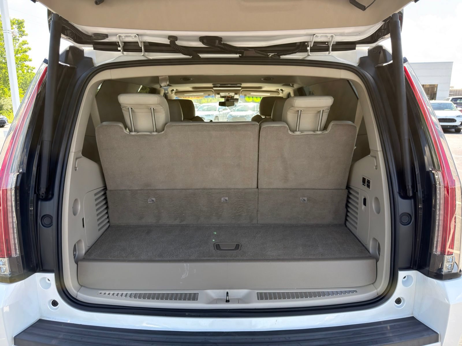Used 2018 Cadillac Escalade Luxury AWD/4WD image 36